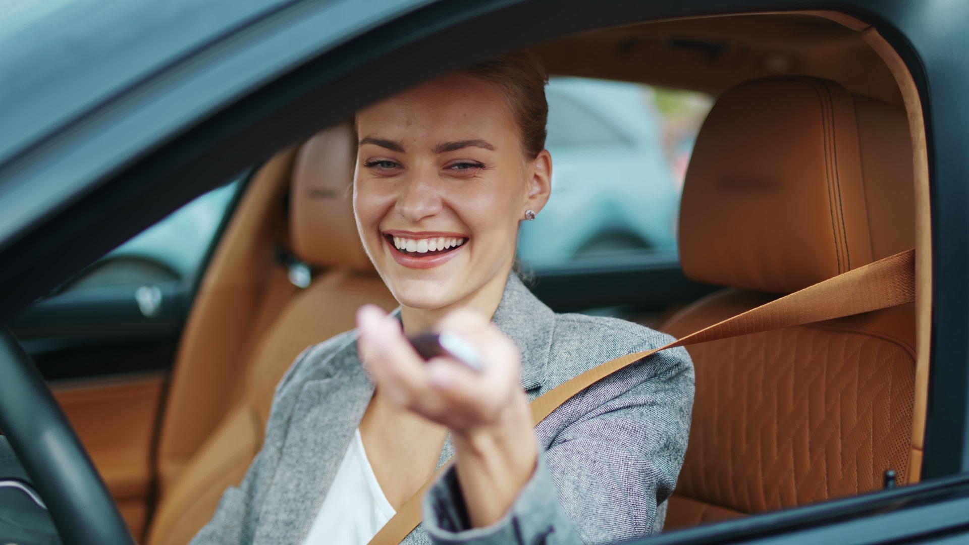 坐在新车里微笑的女人拿到了车钥匙视频的预览图