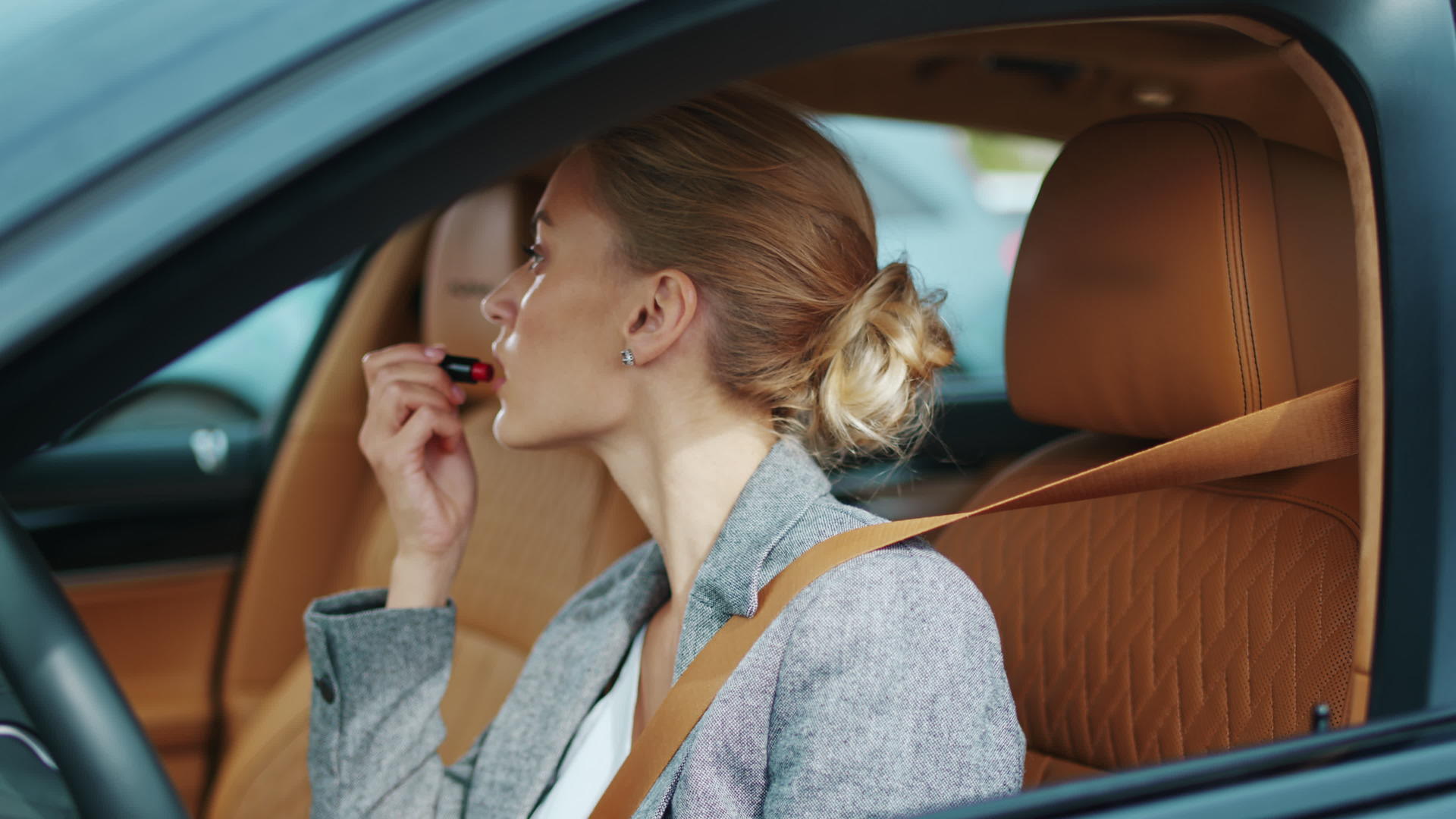 白领女性在驾驶座上涂口红视频的预览图