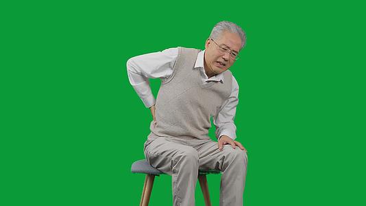 4K绿幕老年男性腰疼腿疼视频的预览图