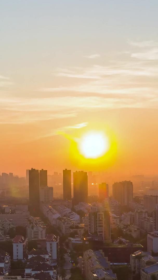 太阳东升延时航拍城市日出视频的预览图