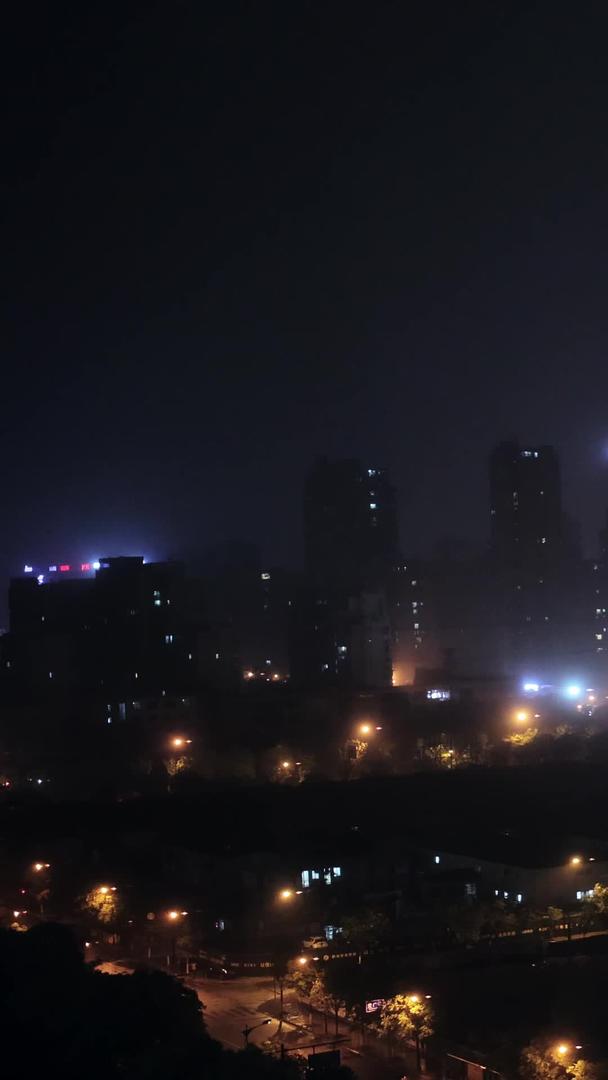 城市夜晚一直闪电视频的预览图