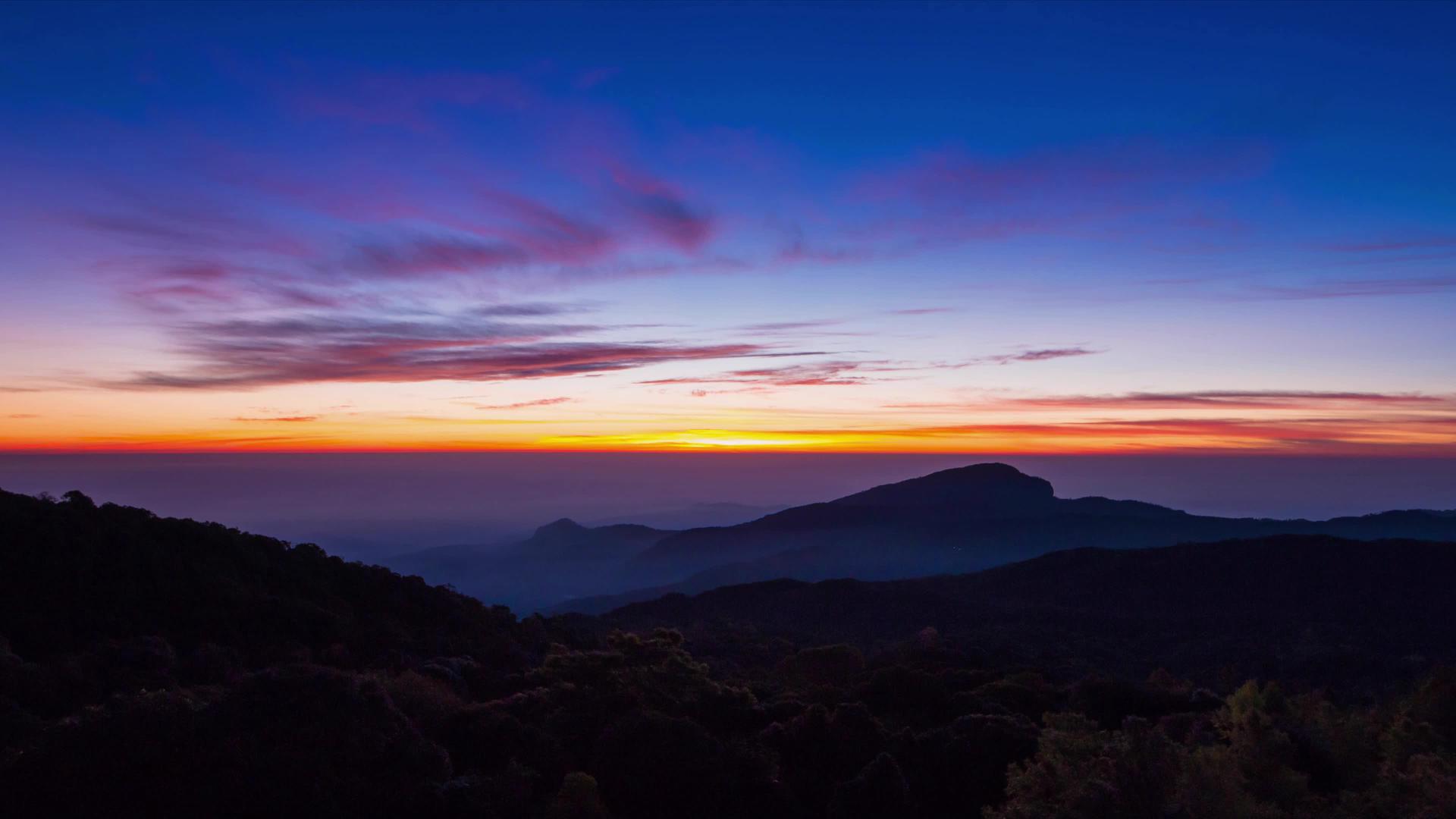 日出时间在泰河国家公园的山谷中视频的预览图