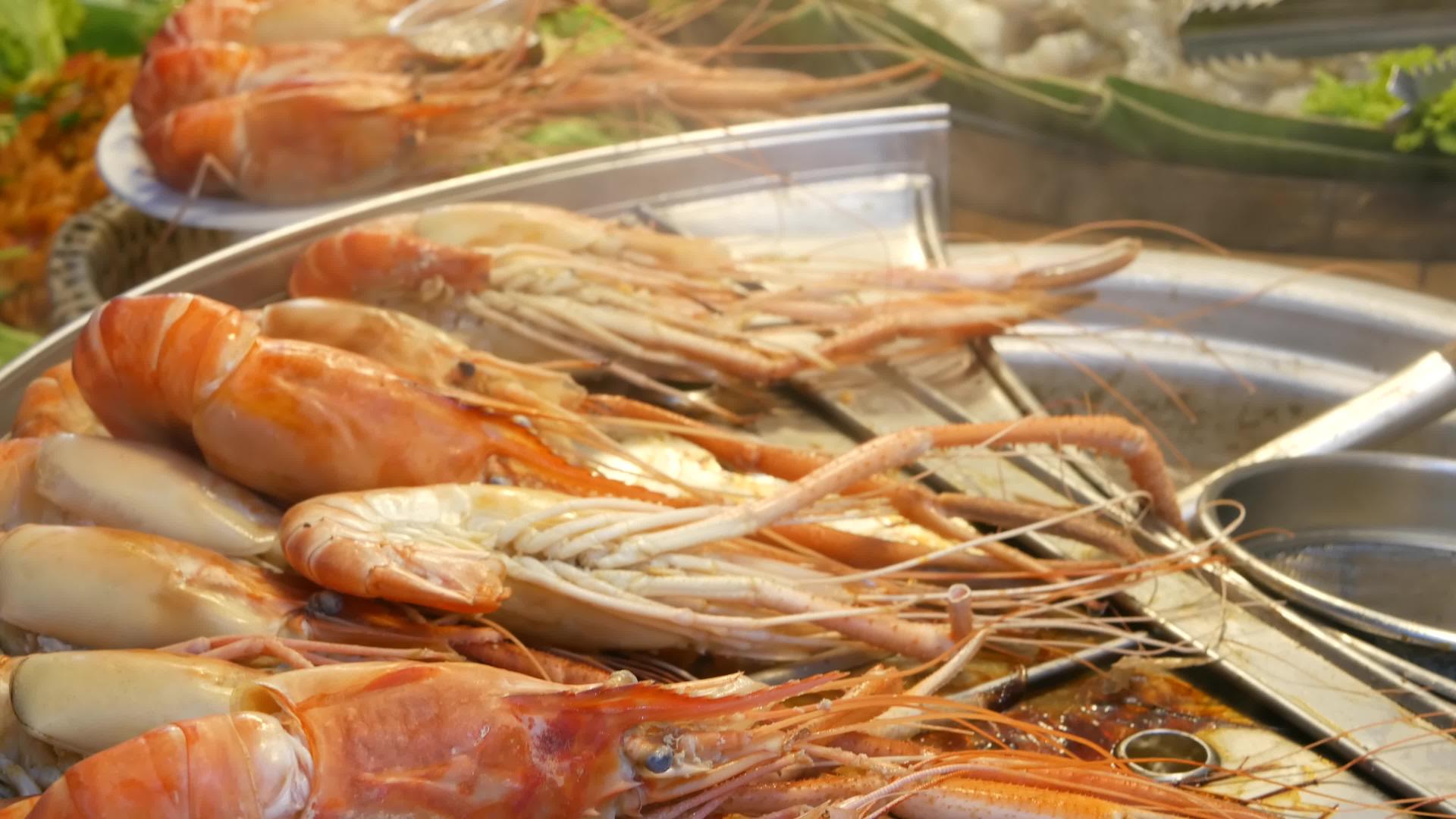 泰国夜街市场的异国情调美食广场吃海鲜视频的预览图
