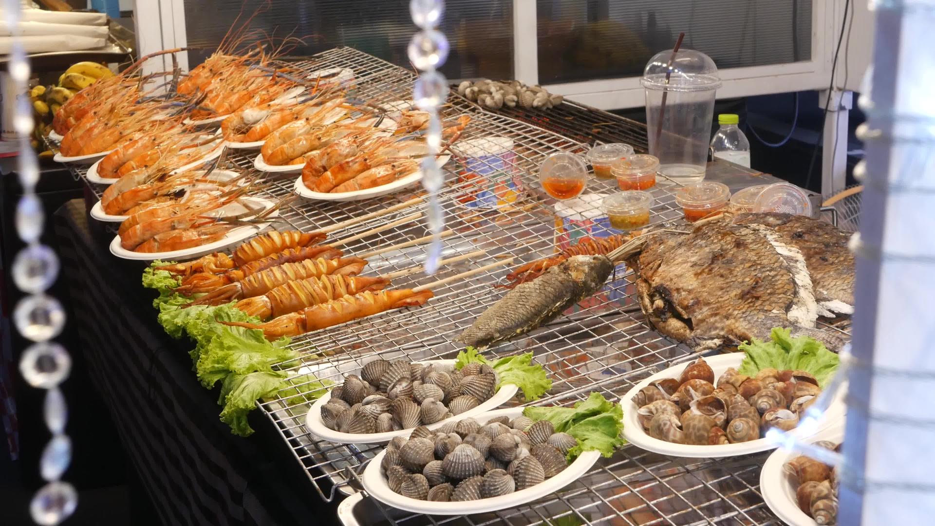 亚洲异国情调泰国夜市美食广场吃海鲜视频的预览图