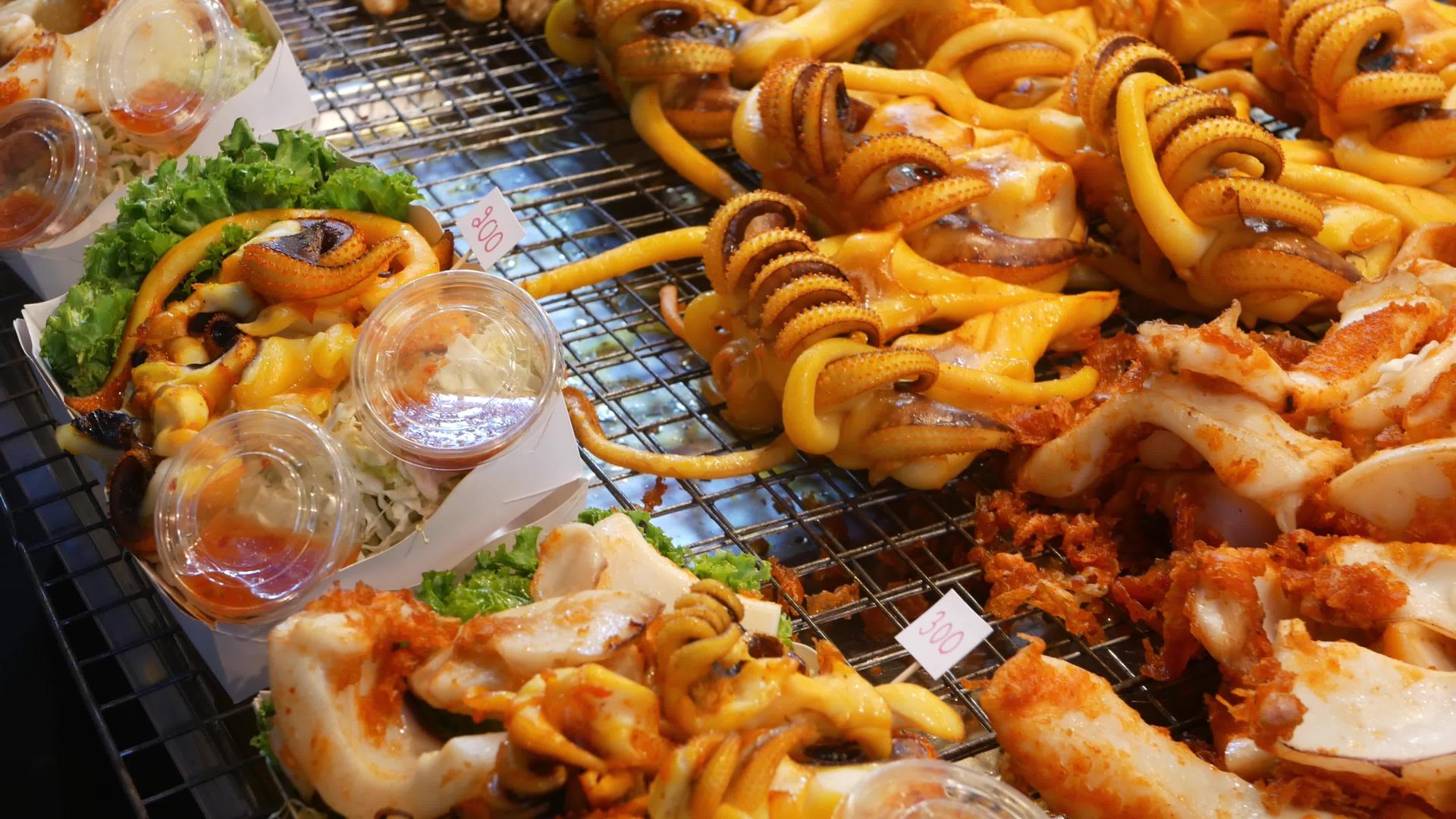 国家亚洲异国情调准备在泰国夜街市场美食广场吃海鲜 美味的烤虾或虾和其他零食视频的预览图