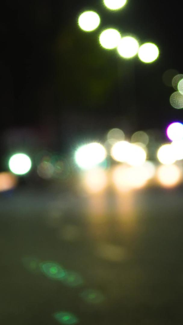 城市交通路边虚化灯光视频的预览图