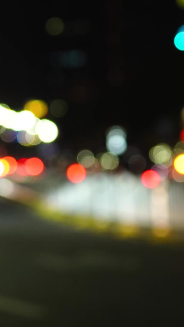 城市交通路边虚化灯光视频的预览图