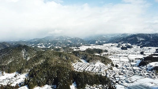 航拍日本高山雪景视频的预览图