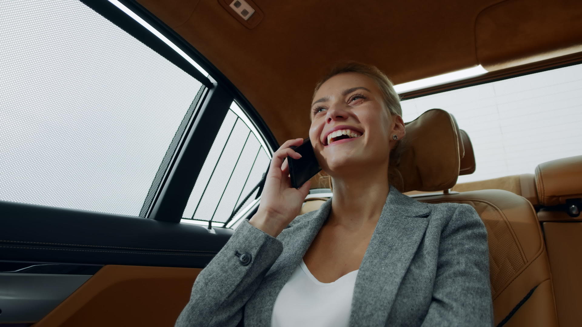 商务白领女性在车后座愉快地打电话视频的预览图