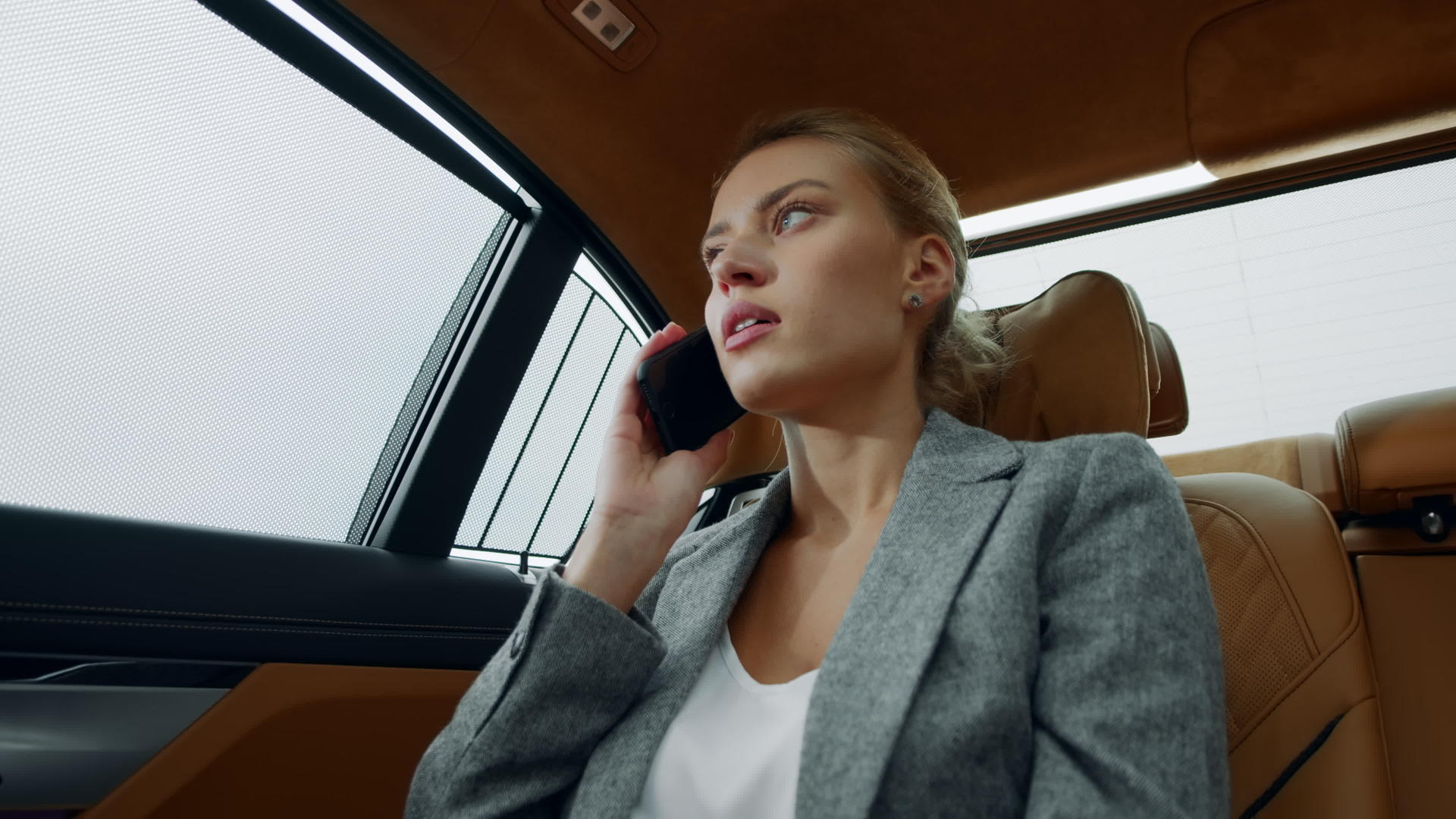 白领女人在车里打手机头发生气视频的预览图