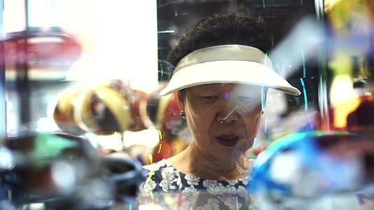 亚洲高级游客戴着帽子在商店购物视频的预览图