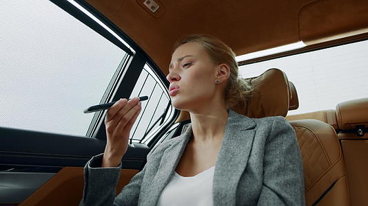 疲惫的白领女性在车里打电话视频的预览图