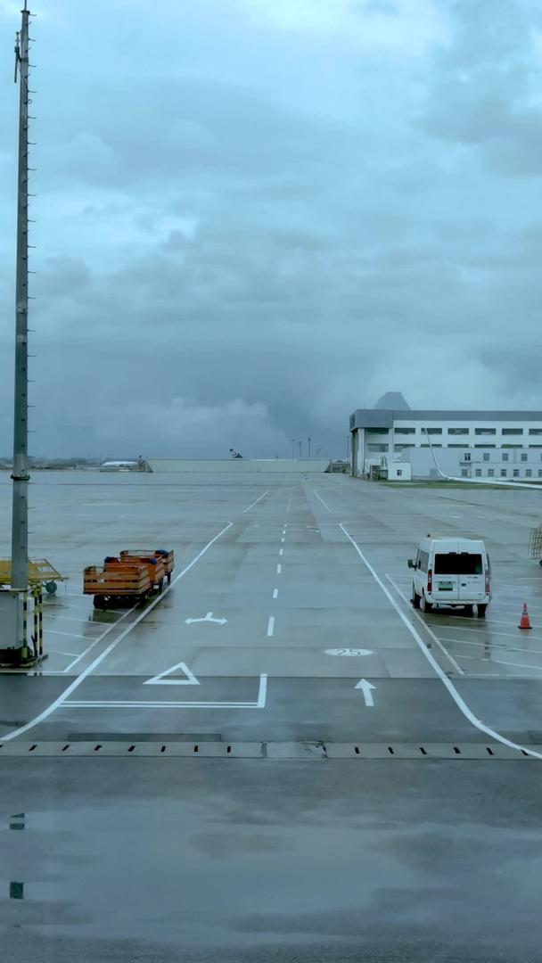 机场停机坪飞机飞行前准备延迟视频素材视频的预览图