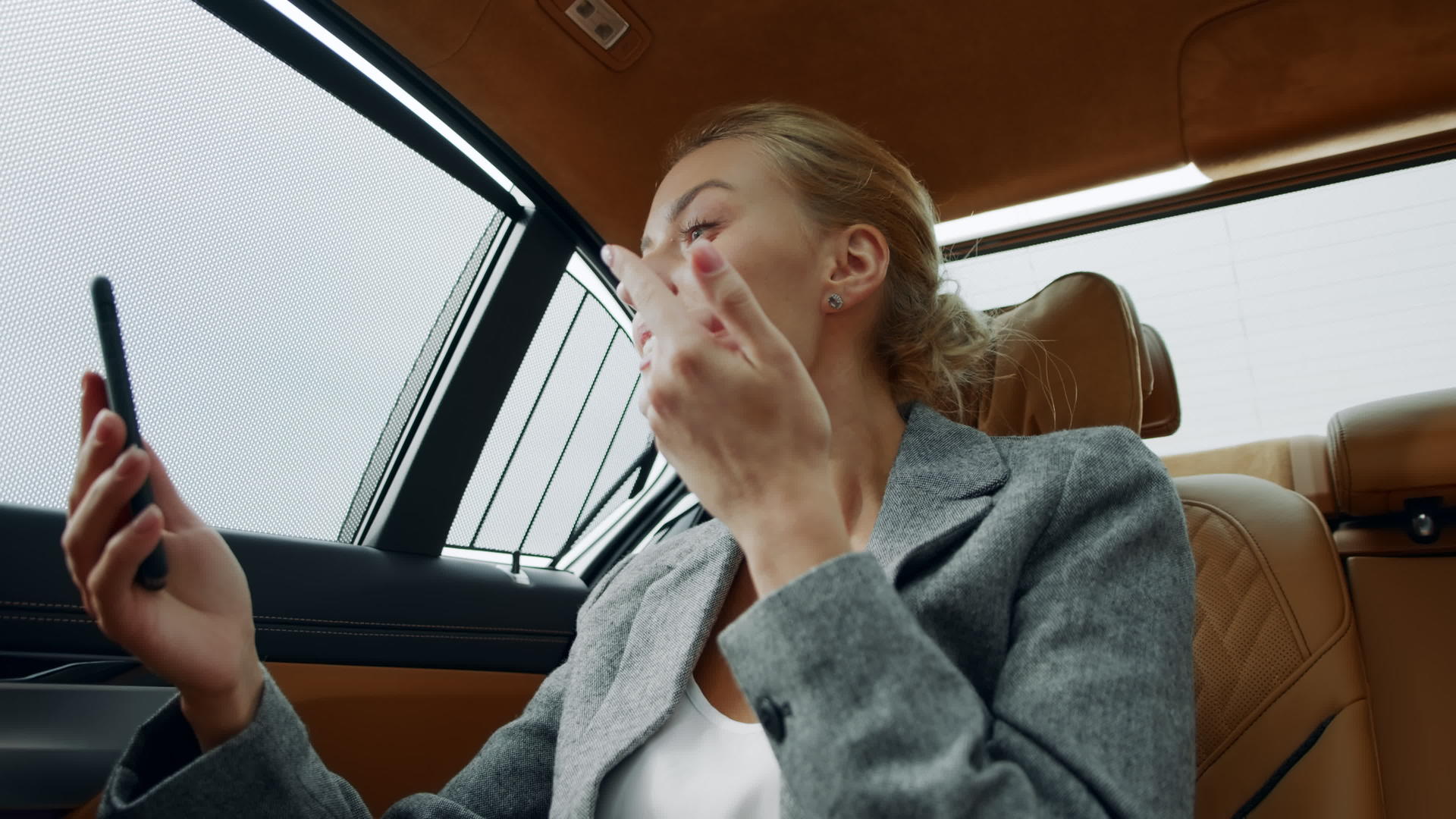 白领女性在车上视频电话视频的预览图