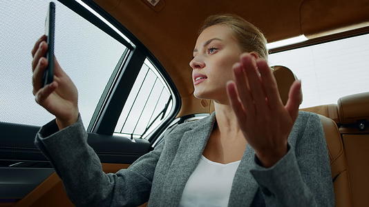 在汽车工作的白领女性愤怒地视频童话视频的预览图