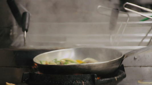 厨师在锅里煮蔬菜视频的预览图