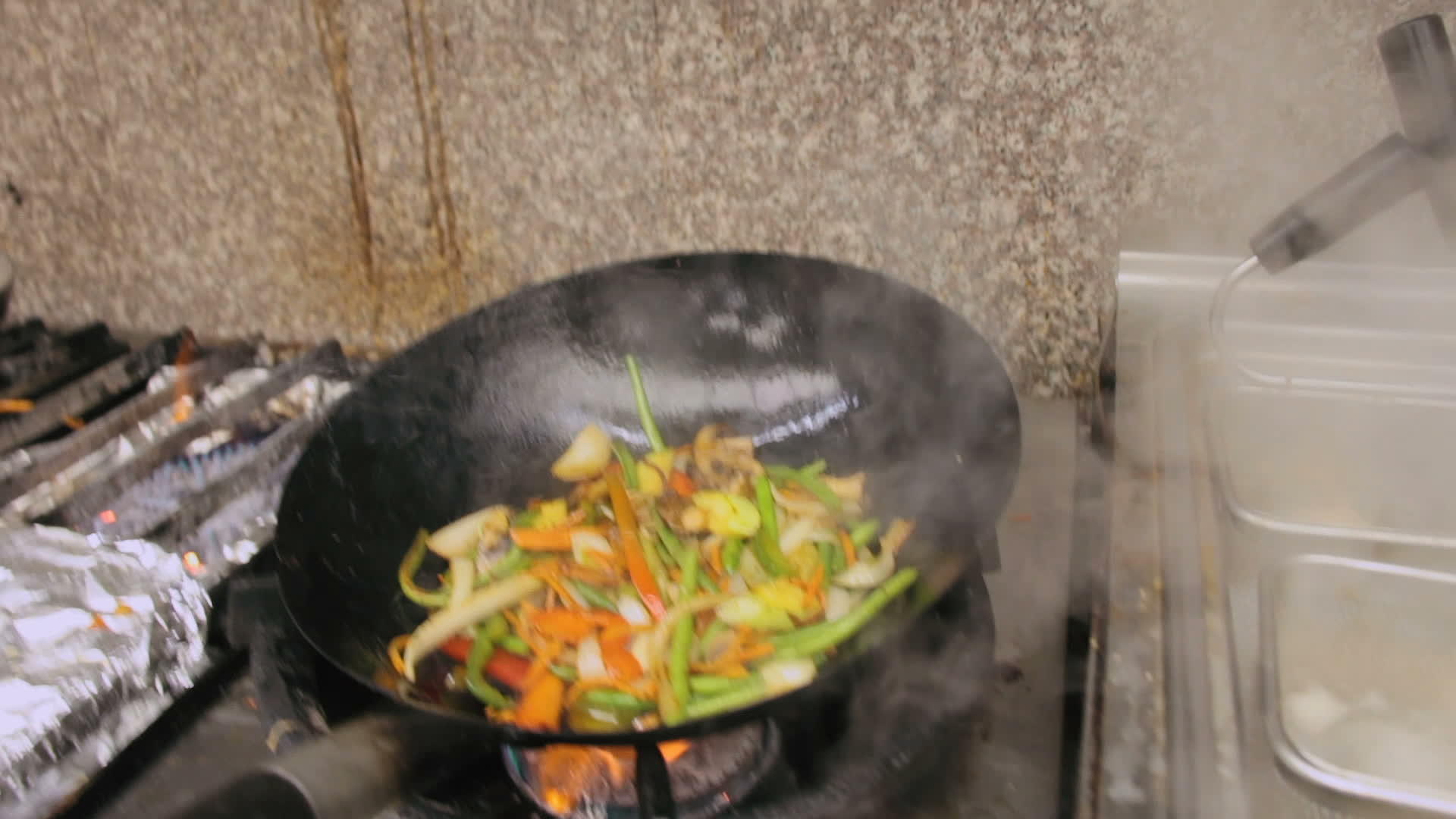 厨师在锅里煮蔬菜视频的预览图