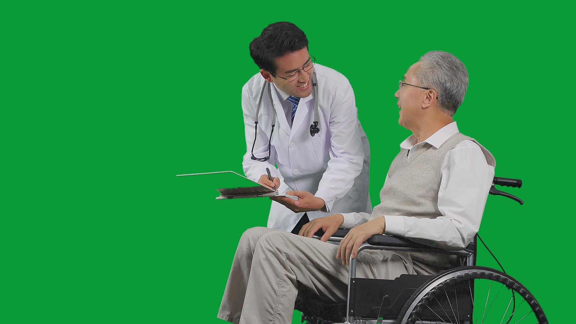 4K绿幕医护人员询问记录老人身体状况视频的预览图