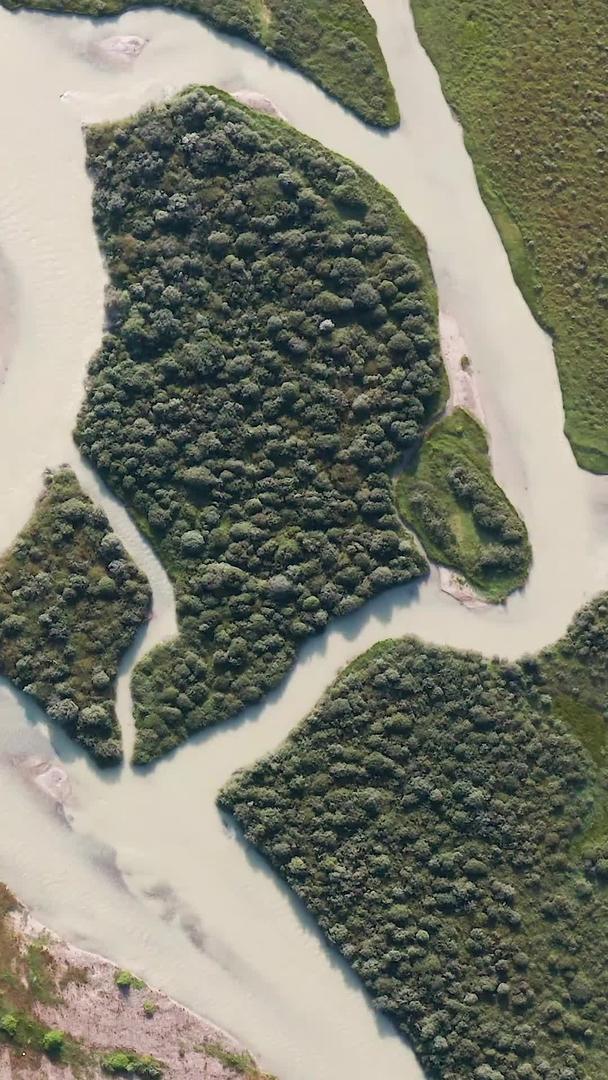 新疆蜿蜒河流的航拍集合新疆视频的预览图