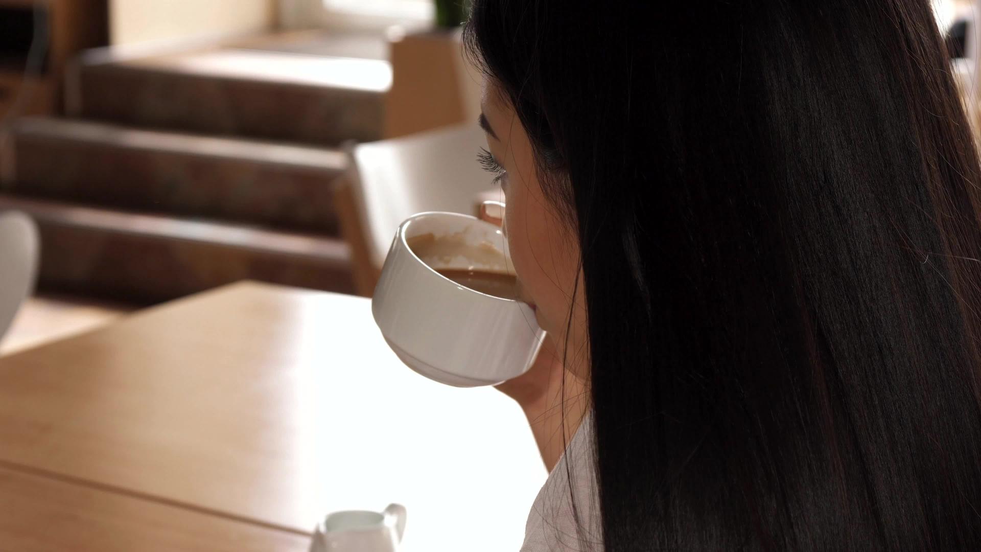 女人在咖啡馆喝咖啡视频的预览图