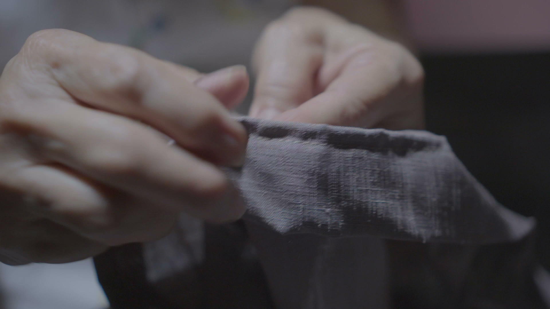 老母亲用缝纫机修理撕破的衣服视频的预览图