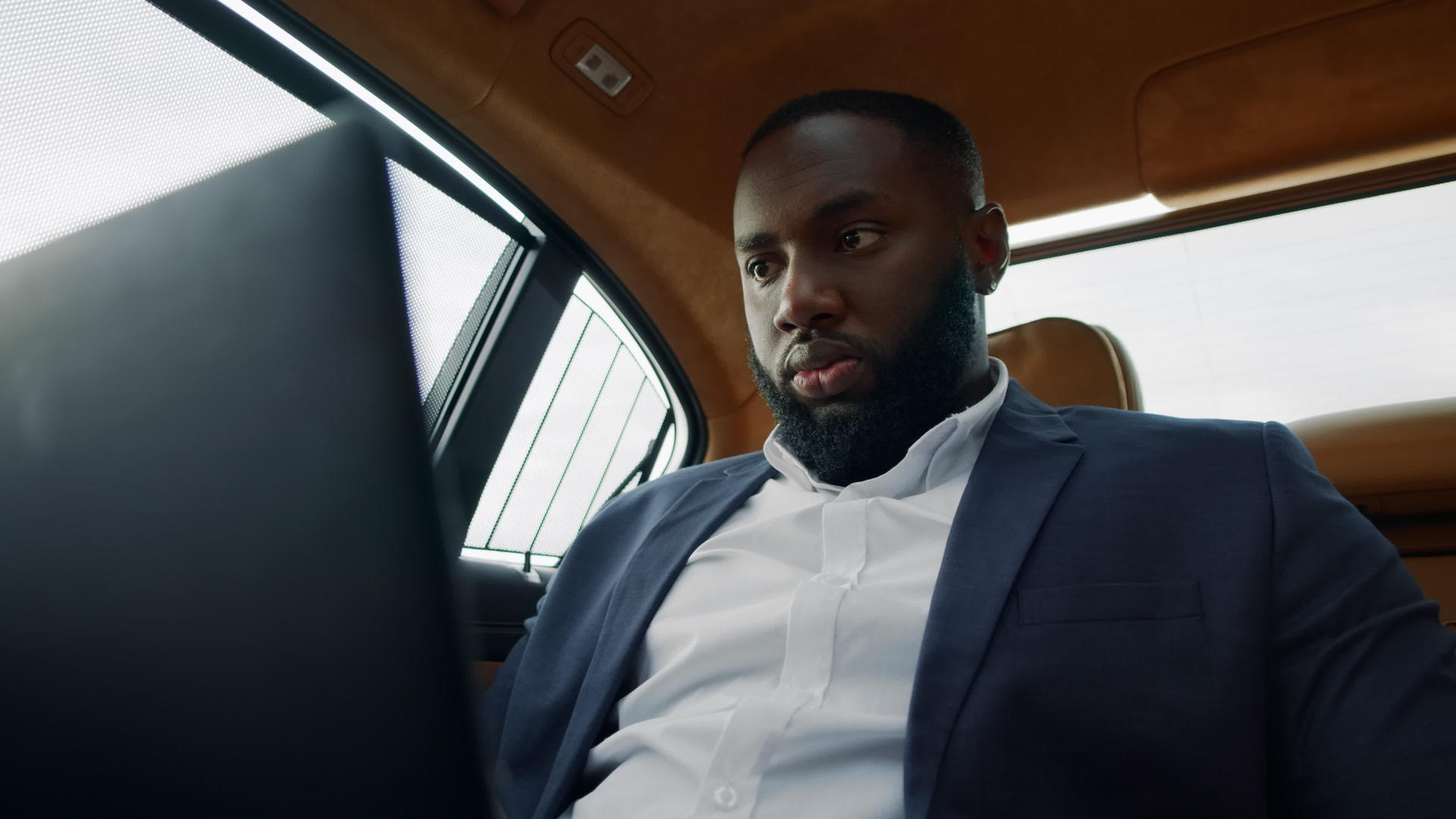 汽车后座白领男性使用笔记本电脑工作视频的预览图