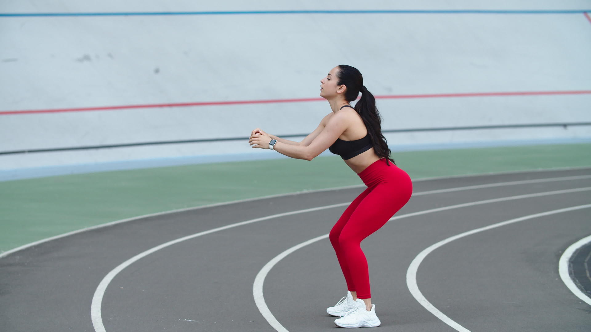 女性在田径运动中锻炼视频的预览图