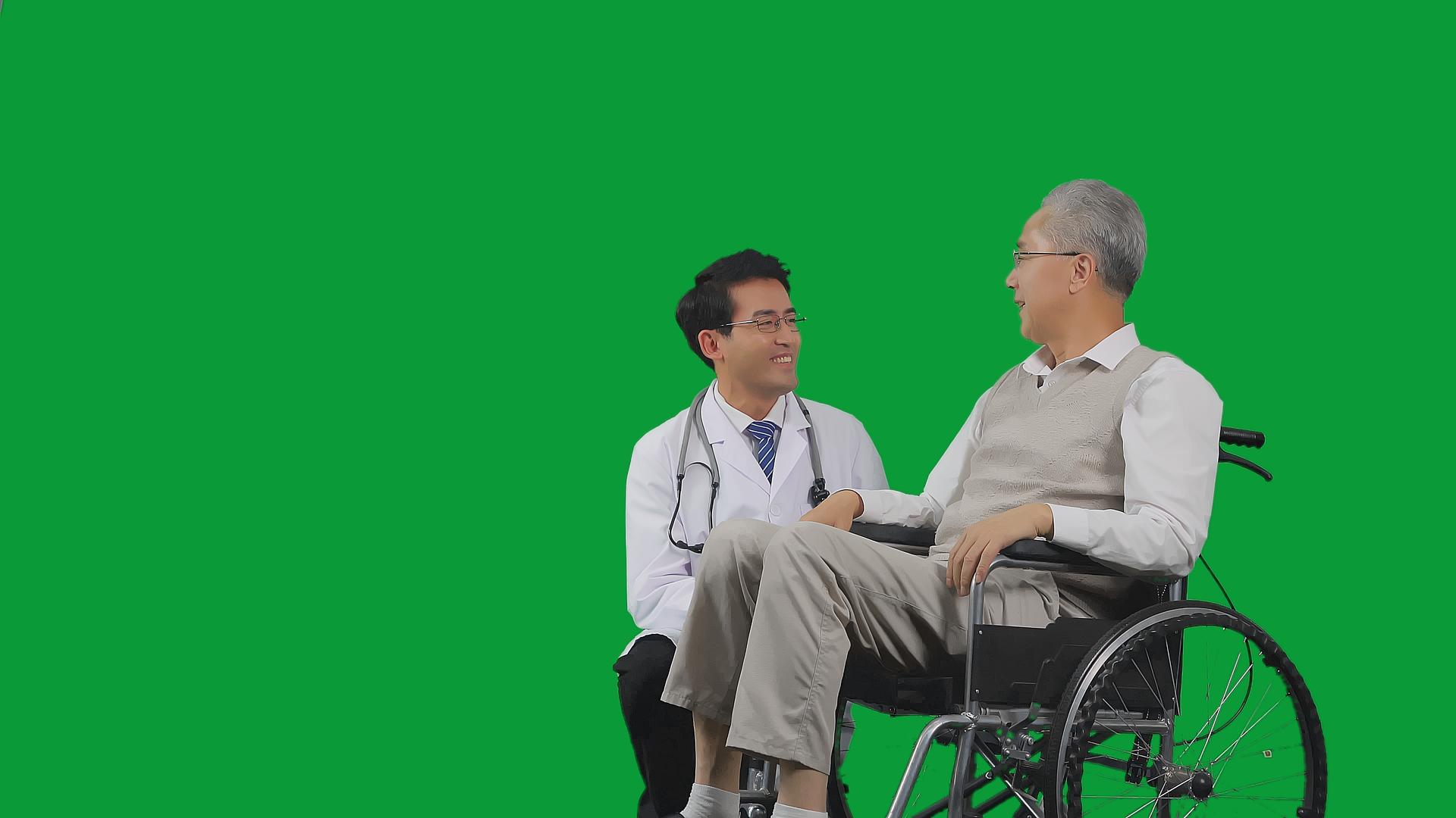 4K绿幕医护人员与老年病人微笑交谈视频的预览图