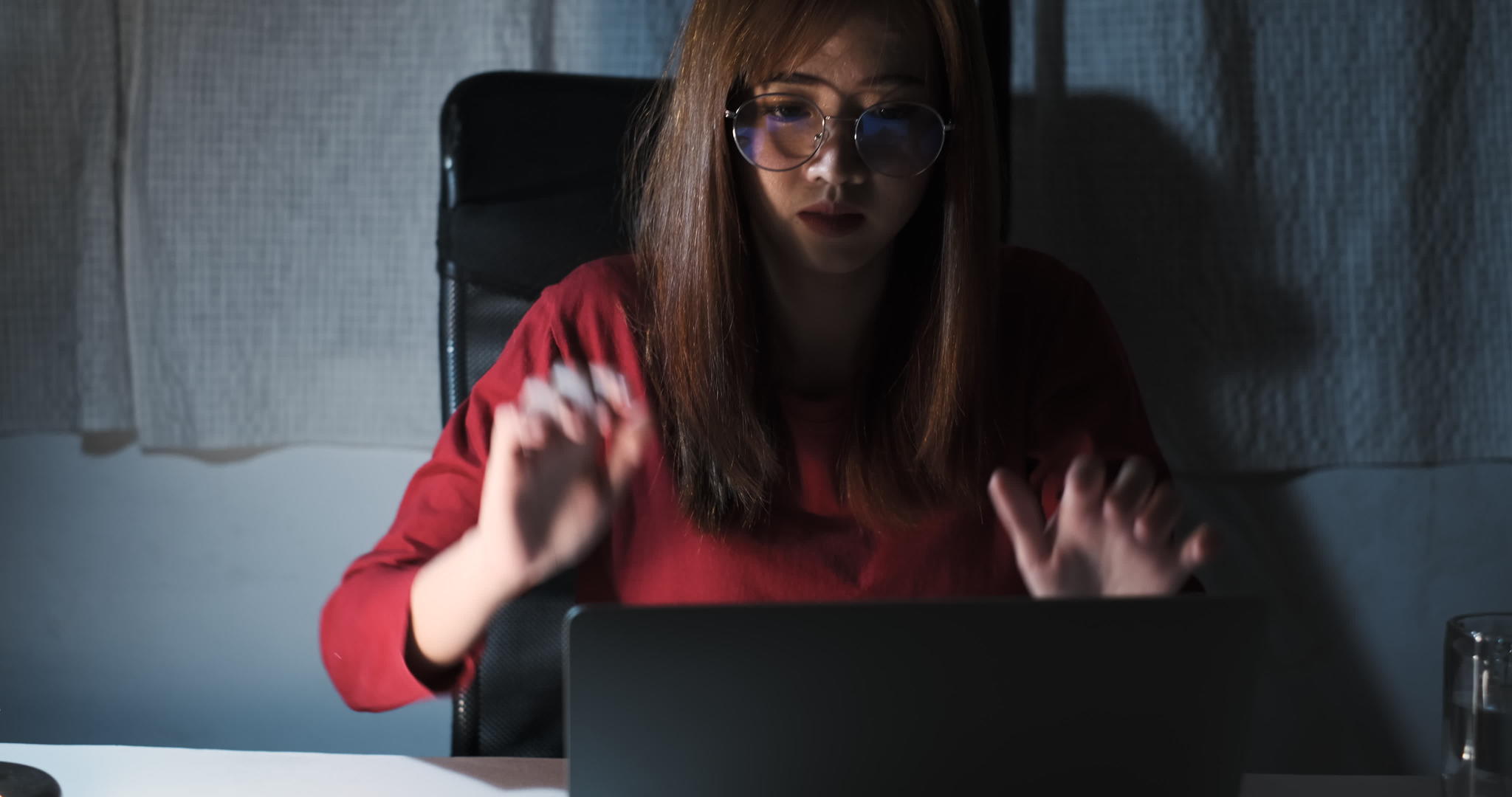 亚洲女性在深夜用笔记本电脑工作家庭办公室视频的预览图