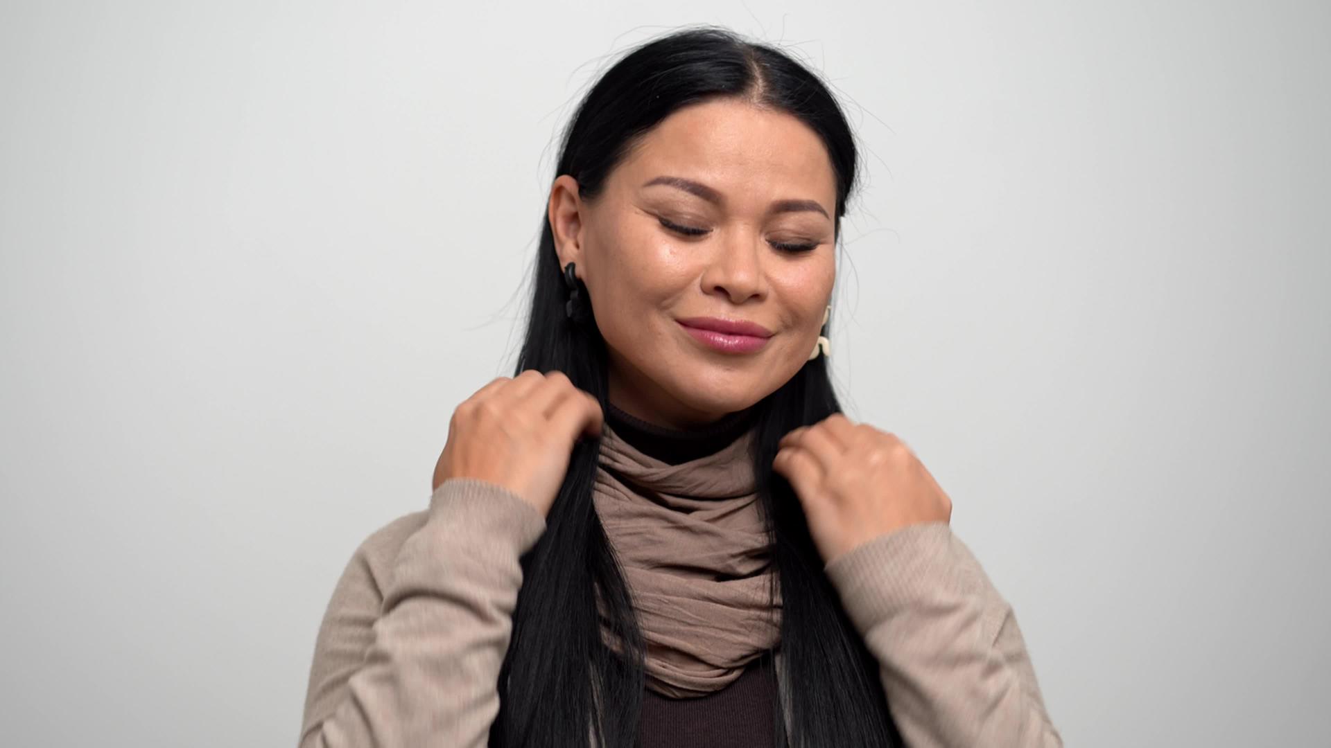 亚洲女人把头发放在耳朵后面视频的预览图