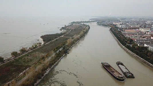 雾霾航拍京杭大运河高邮段视频的预览图