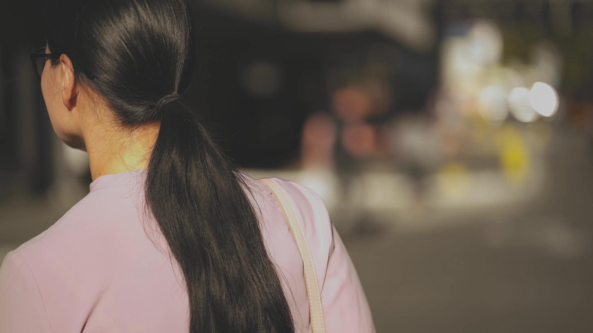 亚洲女商人微笑着走在街上视频的预览图