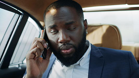 非洲商人在豪华车上谈论手机的热点话题视频的预览图