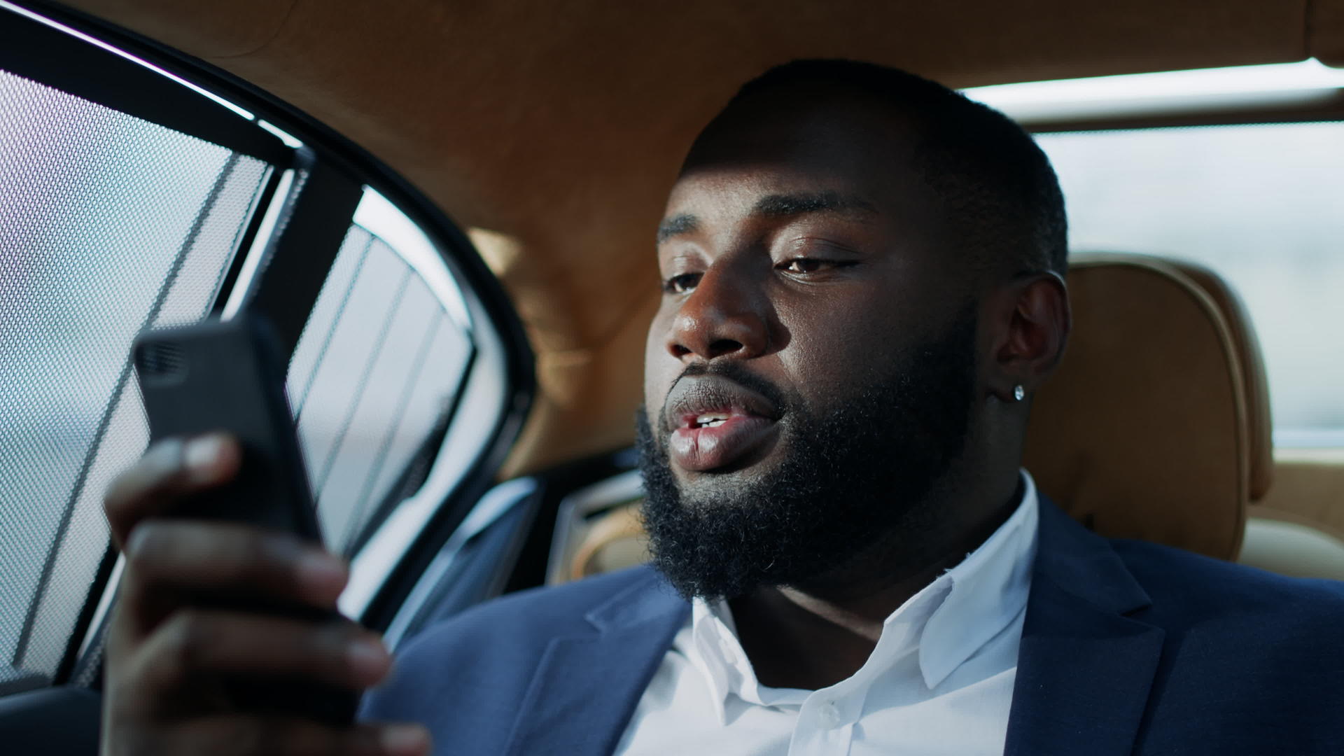 非洲商人在汽车上使用智能手机视频的预览图