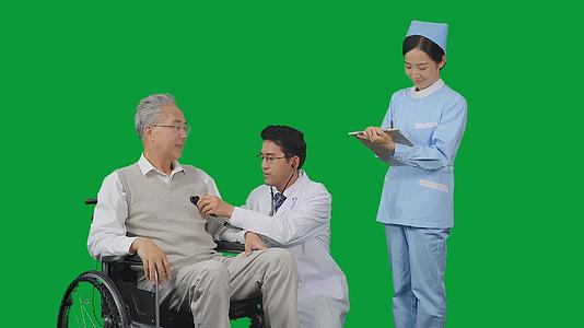 4K绿幕医护人员检查记录老人身体状况视频的预览图
