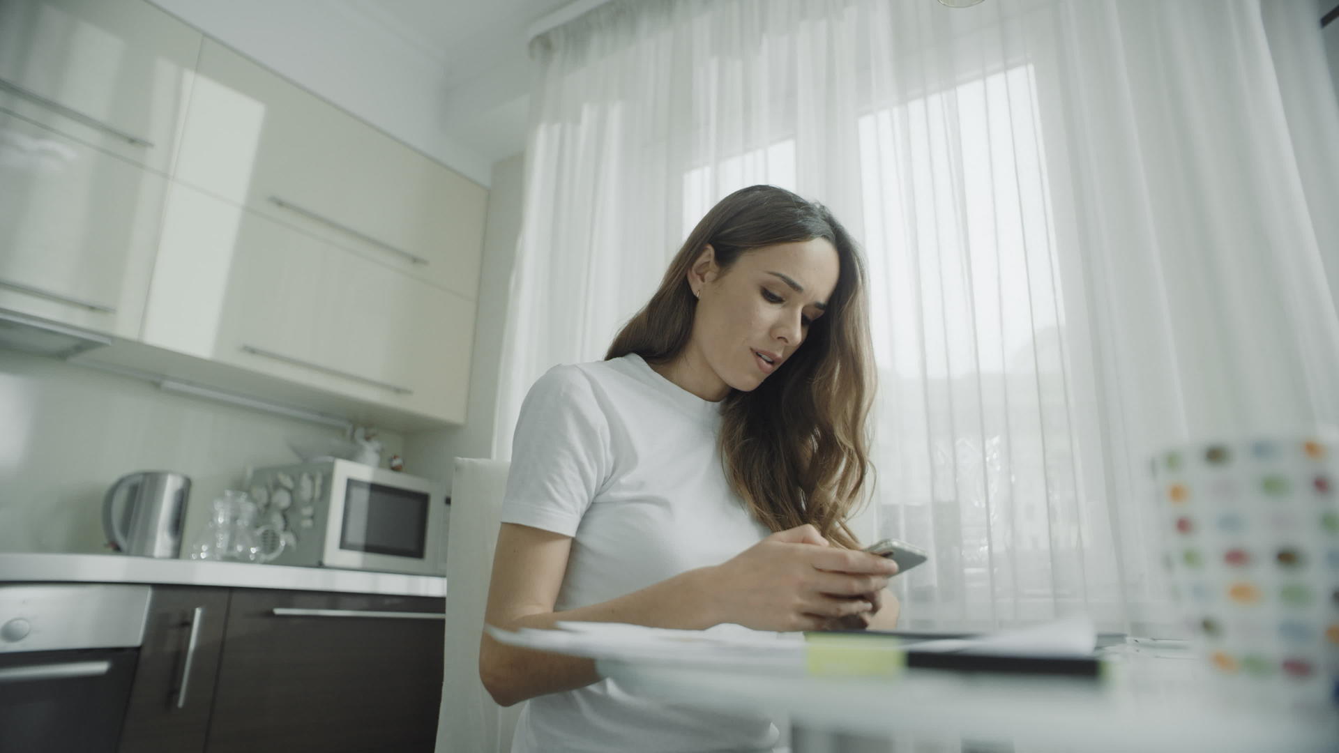 使用移动电话的女性厨房视频的预览图