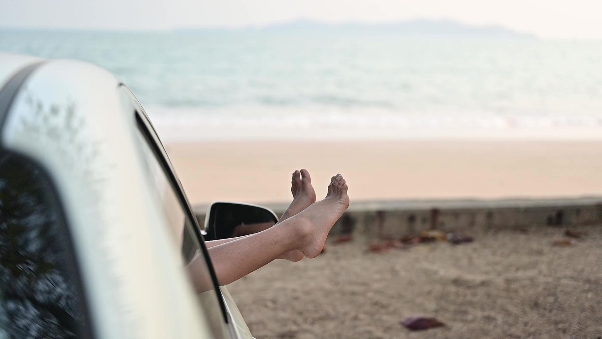 车里的女人在海滩上视频的预览图