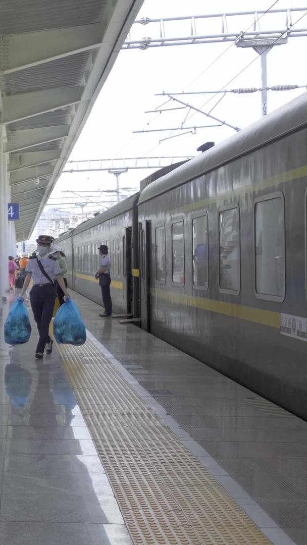 列车站站台上拖着行李的乘客视频的预览图