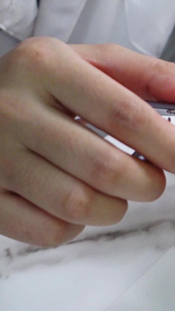 都市时尚女性消费美甲服务流程手部护理修剪指型美容服务素材视频的预览图