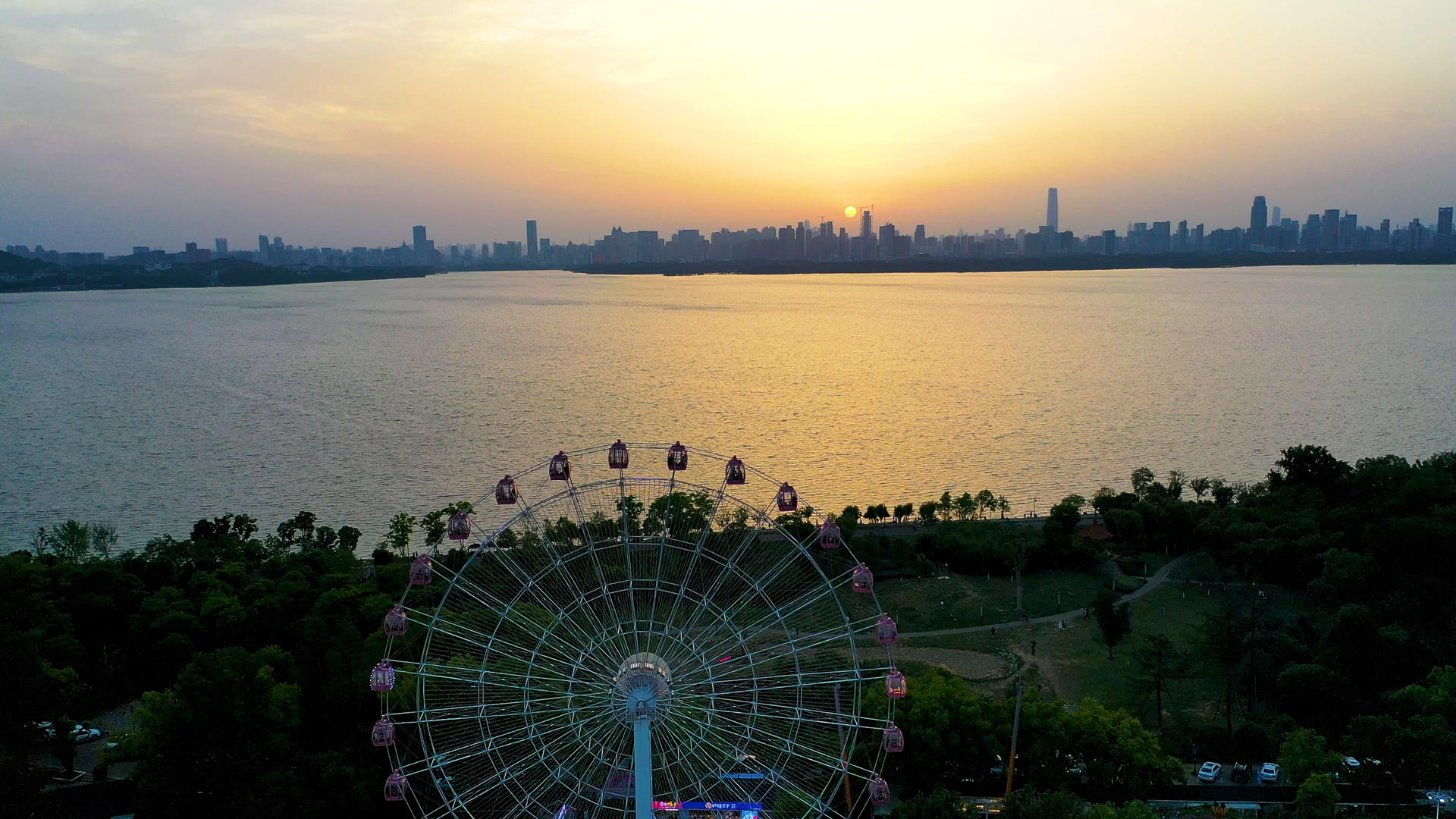 4K武汉城市地标东湖之眼摩天轮日落航拍实拍视频视频的预览图