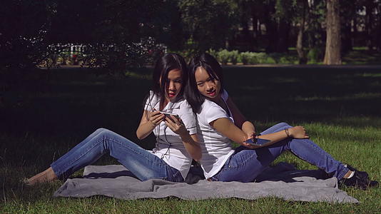 坐在草坪上的女孩视频的预览图