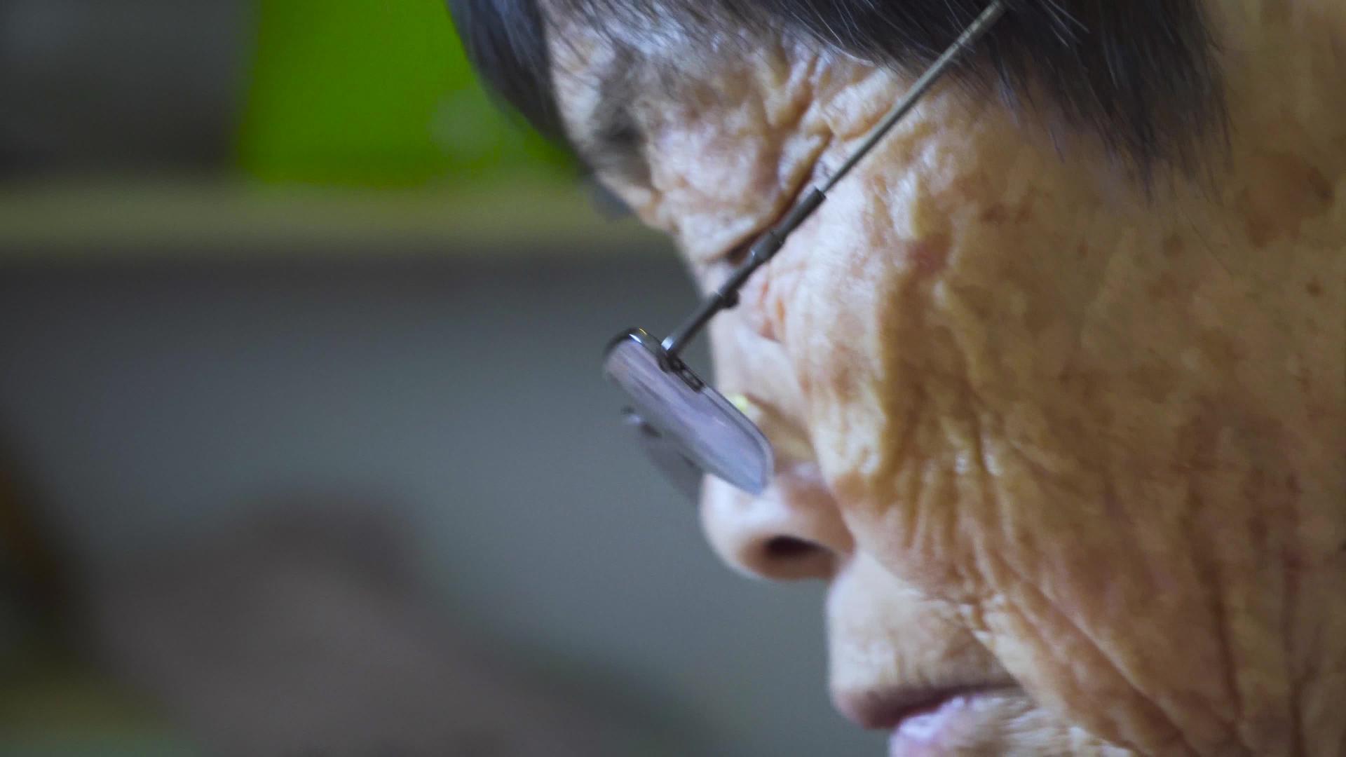 4K老年人面部特写沧桑面容岁月痕迹老年母亲视频的预览图