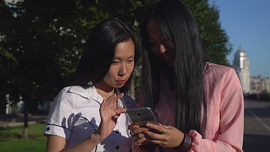 两个女孩在户外笑着聊天视频的预览图