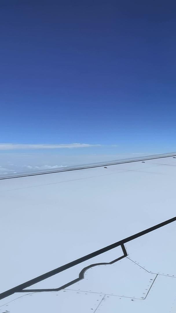 在旅途中飞机行驶在高空白云上方视频素材视频的预览图