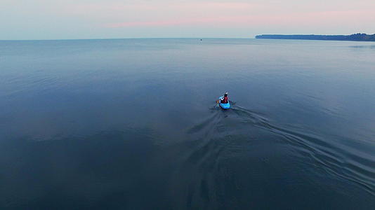 年轻人在平静的湖中划船视频的预览图