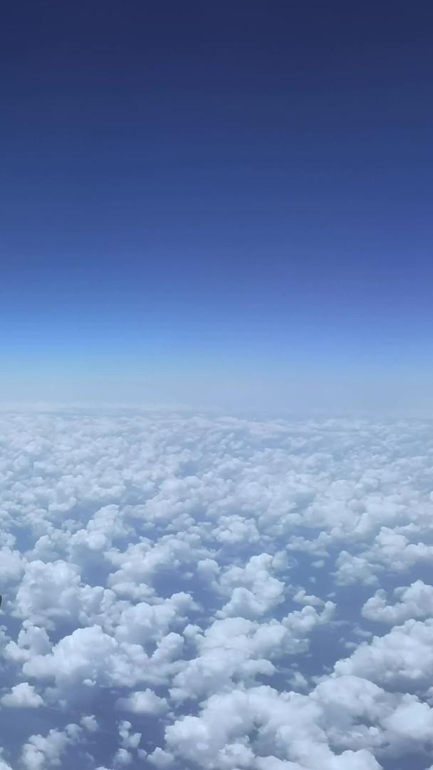 在旅途中飞机行驶在高空白云上方视频素材视频的预览图