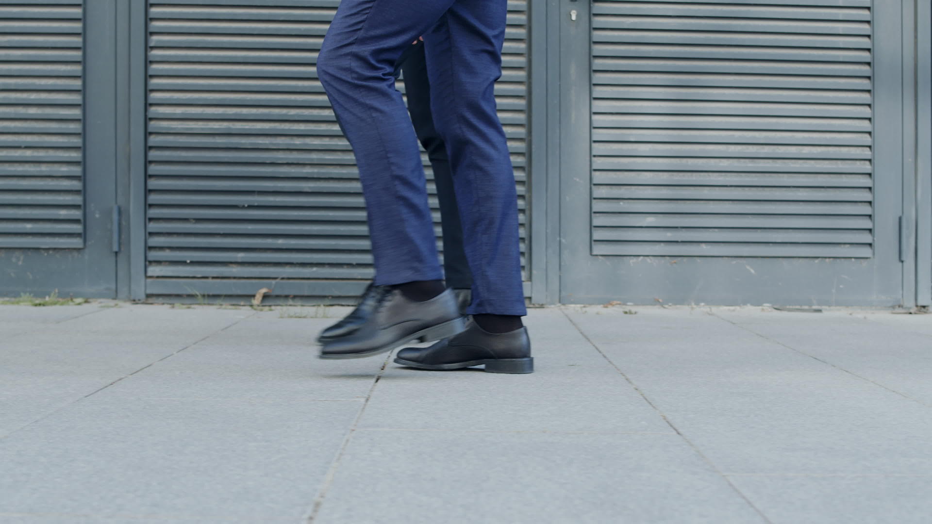 商人在城市街道上行走视频的预览图