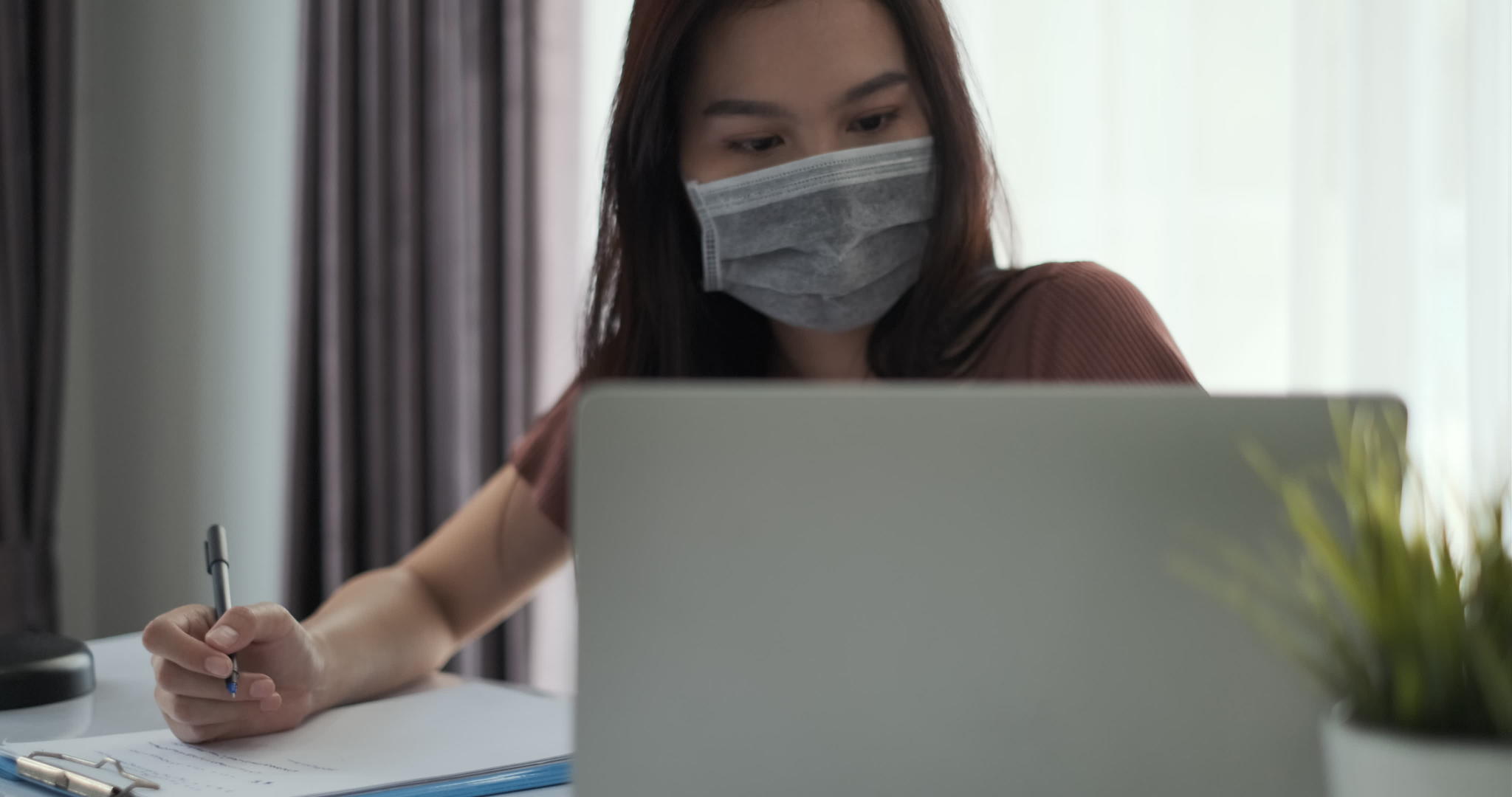 亚洲女性在家使用笔记本电脑视频的预览图