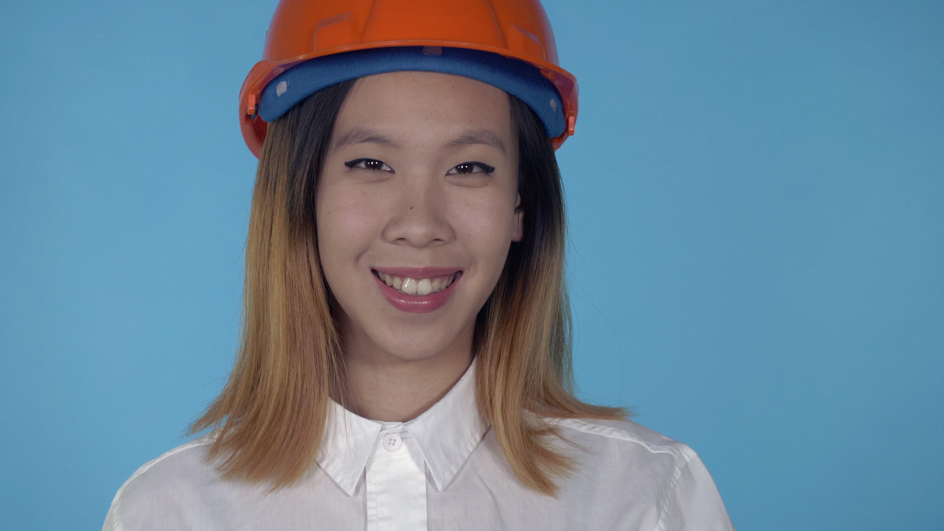 美丽的韩国女性快乐的建筑商问候视频的预览图
