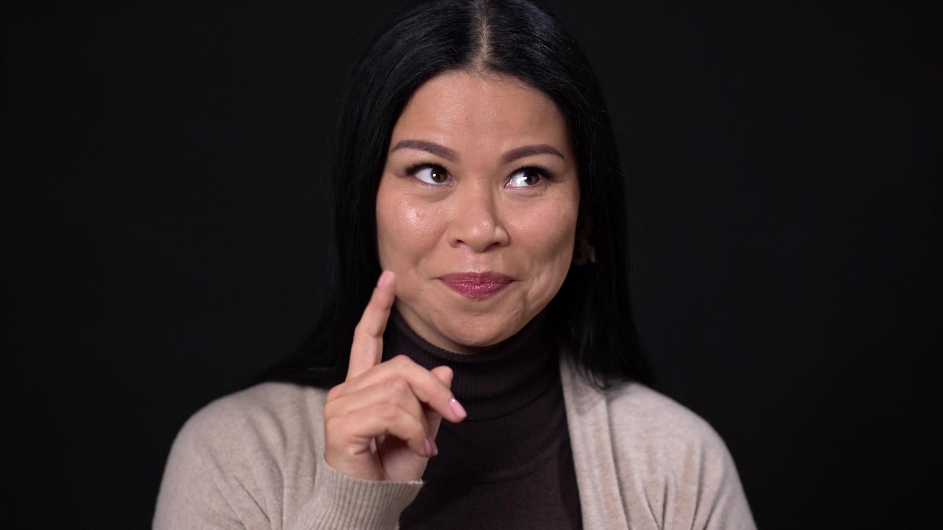 亚洲女人用相机指着她的手指视频的预览图